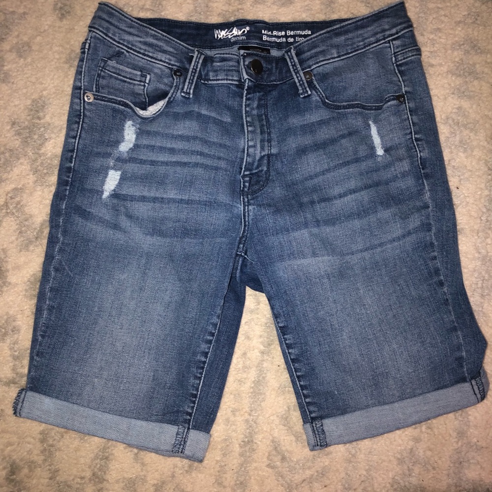Cute jeans shorts! Booty lifting!